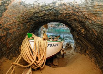 Imatge d'un llaüt a una cova de l'illa. Foto: José. A. Arribas (Consell de Formentera)