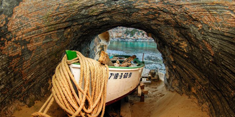 Imatge d'un llaüt a una cova de l'illa. Foto: José. A. Arribas (Consell de Formentera)