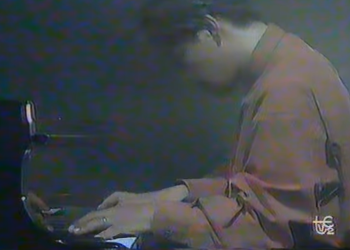 Sakamoto interpreta Forbidden Colours en KU Ibiza.