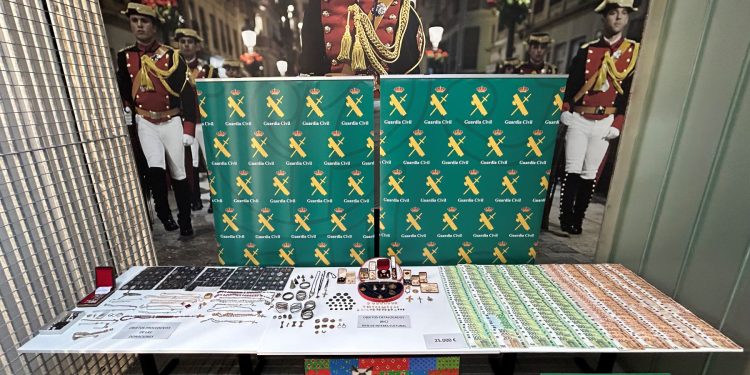 Objetos de gran valor y miles de euros recuperados por la Guardia Civil tras el robo, continuado en el tiempo, por parte de un trabajador.