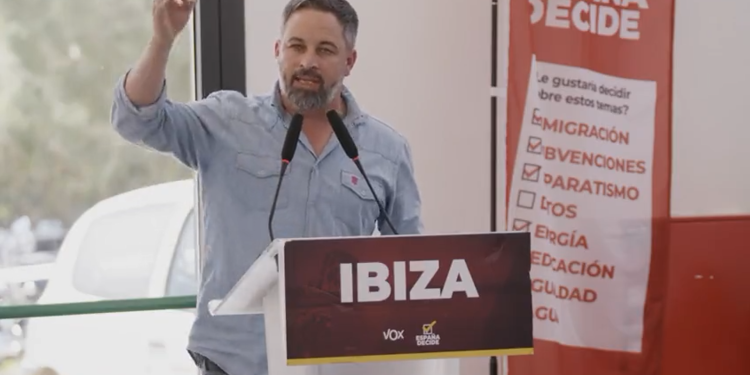 Santiago Abascal, en un momento de su mitin en Ibiza este domingo. Foto: @vox_es