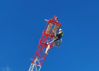 El operario suspendido a 20 metros de altura. Fotografías facilitadas por Bomberos del Parque Insular de Ibiza