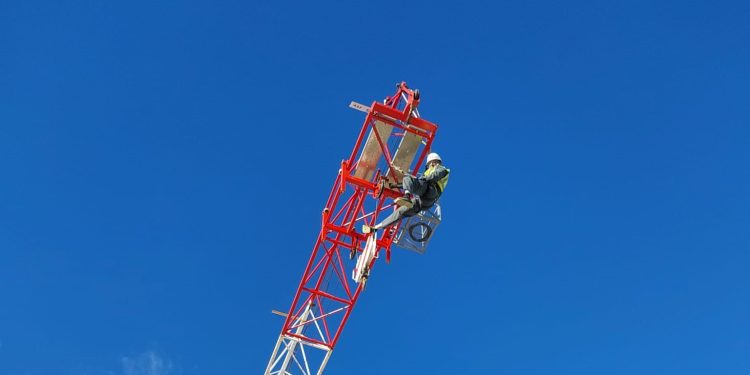 El operario suspendido a 20 metros de altura. Fotografías facilitadas por Bomberos del Parque Insular de Ibiza