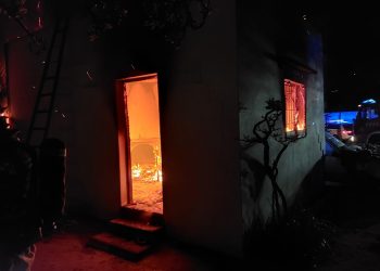 La vivienda, en llamas en su interior. Imágenes Parque Insular de Bomberos