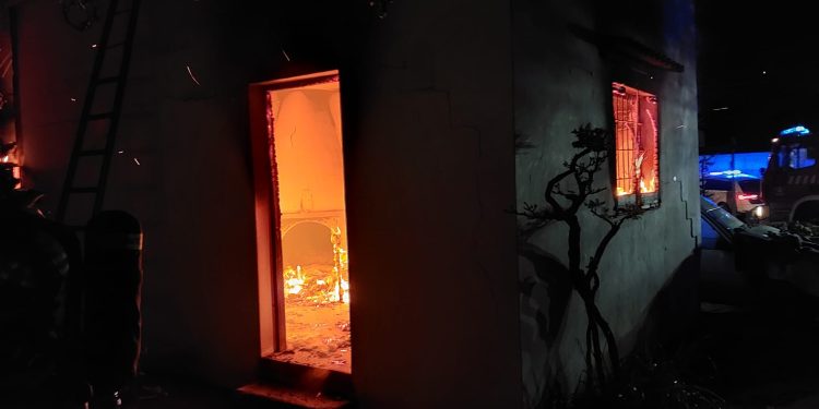 La vivienda, en llamas en su interior. Imágenes Parque Insular de Bomberos