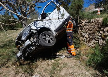 operarios de Grúas Ibiza durante los trabajos de extracción del vehicul