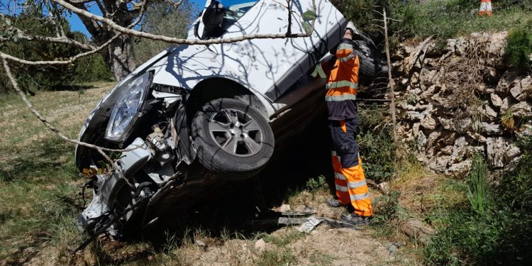 operarios de Grúas Ibiza durante los trabajos de extracción del vehicul