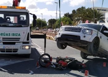 Dos equipos de auxilio en carretera de grúas Ibiza han sido los encargados de izar el vehículo todoterreno Land Rover Discovery