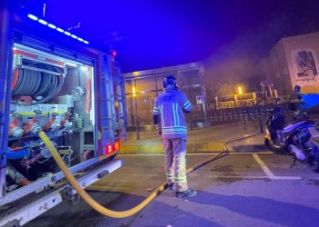 Un bombero actuando anoche en el Cetis.