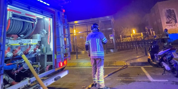 Un bombero actuando anoche en el Cetis.