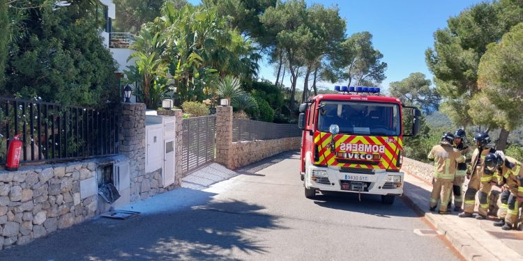 Los bomberos del Parque Insular tras sofocar el incendio. Foto Bomberos.