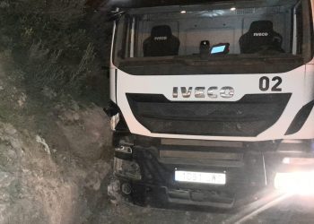 El caminón de la basura poco después de colisionar contra el muro. Tres equipos de Grúas Ibiza han tenido que acudir para retirarlo.