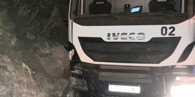 El caminón de la basura poco después de colisionar contra el muro. Tres equipos de Grúas Ibiza han tenido que acudir para retirarlo.