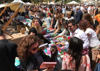 Centenares de personas han paseado esta mañana por Vara de Rey para ver las novedades editoriales.