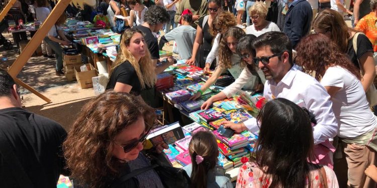 Centenares de personas han paseado esta mañana por Vara de Rey para ver las novedades editoriales.