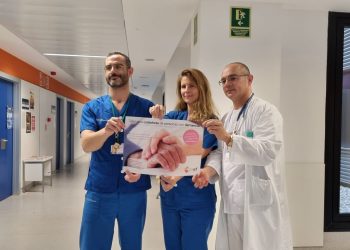 En la imagen. los neurólogos, de izquierda a derecha Carlos Cátedra, Raquel Bernal, jefe de Neurología, y Edilberto Martínez