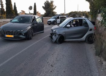 Los dos vehículos implicados en el siniestro. Hasta el lugar se ha desplazado la Guardia Civil y la Policía Local y han sido retirados de la vía por Grúas Ibiza