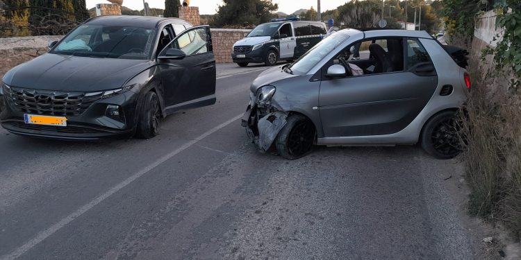Los dos vehículos implicados en el siniestro. Hasta el lugar se ha desplazado la Guardia Civil y la Policía Local y han sido retirados de la vía por Grúas Ibiza