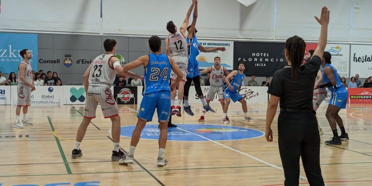 Un momento del encuentro de ayer FOTO: Basquet Sant Antoni