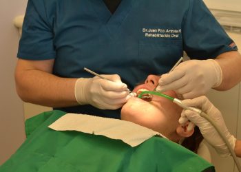 Dentista trabajando. Imagen Pixabay