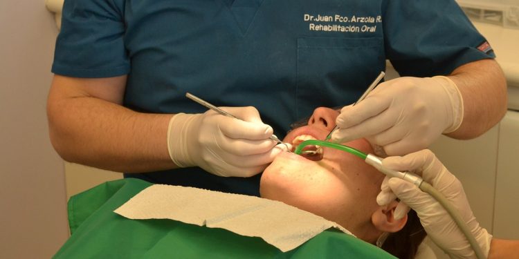 Dentista trabajando. Imagen Pixabay