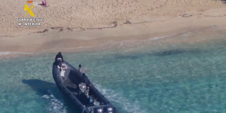 Un momento del operativo que llevó a la captura de la narco lancha.