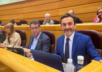 El senador Rafael Ramírez, primero por la derecha, en una imagen facilitada por el partido.