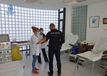 Camillas instaladas donde los agentes pudieron donar sangre.