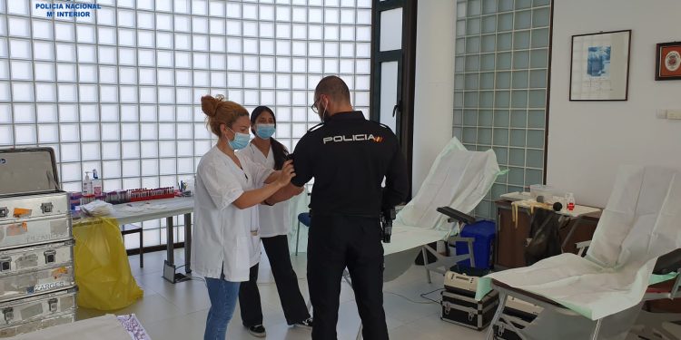 Camillas instaladas donde los agentes pudieron donar sangre.