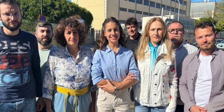 Gloria Santiago, en el centro de la imagen, durante la acción de este jueves. Foto: Unidas Podemos