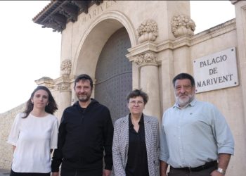 Representantes de Podemos ante el Palacio de Marivent