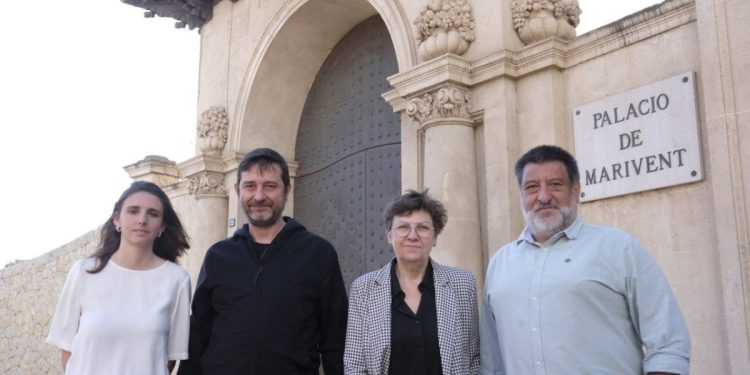 Representantes de Podemos ante el Palacio de Marivent