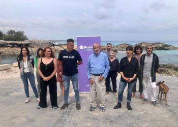 Candidatos y candidatas de Podemos al Consell Insular de Formentera, junto a miembros del partido en Ibiza.