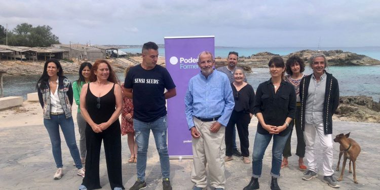 Candidatos y candidatas de Podemos al Consell Insular de Formentera, junto a miembros del partido en Ibiza.