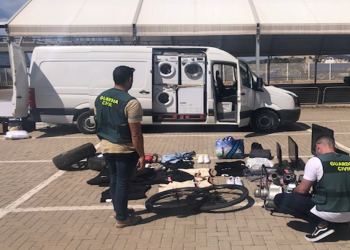 La furgoneta con todos los efectos robados en su interior. Foto Guardia Civil