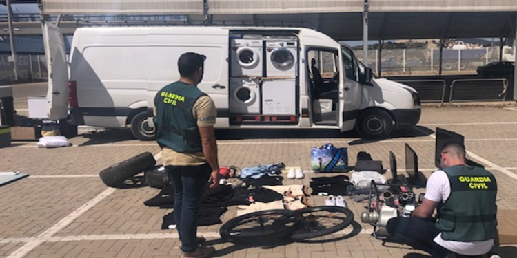 La furgoneta con todos los efectos robados en su interior. Foto Guardia Civil