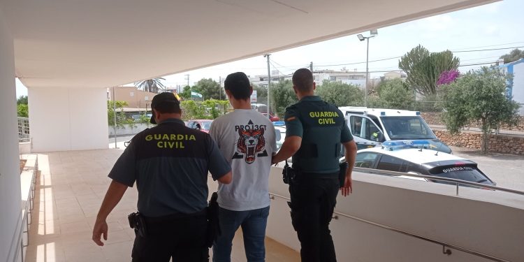 Imagen del detenido por agresión facilitada por la Guardia Civil de Formentera