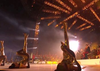 Un imagen de la coreografía de Adrián Gas durante la actuación de Take That en el Coronation Concert