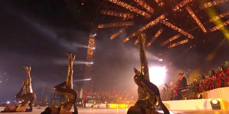 Un imagen de la coreografía de Adrián Gas durante la actuación de Take That en el Coronation Concert
