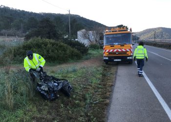 Xarxa viaria del Consell retira restos de un automóvil en un accidente en la carretera de ses Salines.