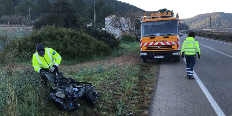 Xarxa viaria del Consell retira restos de un automóvil en un accidente en la carretera de ses Salines.