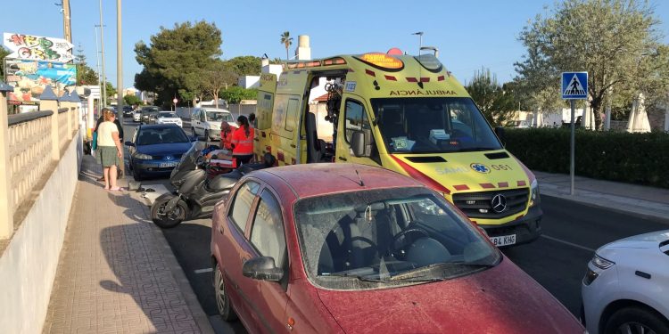 El accidente se ha saldado con un hombre herido y ha provocado retenciones.