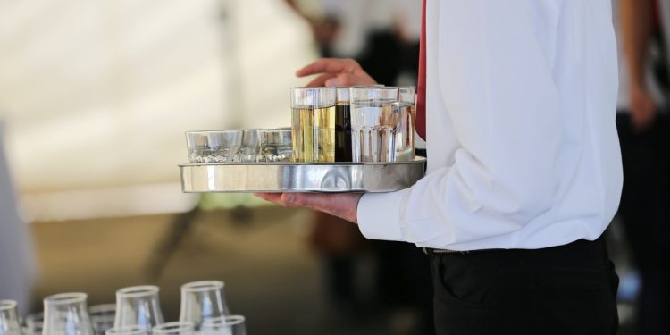 Una imagen de archivo de un camarero. Pixnio