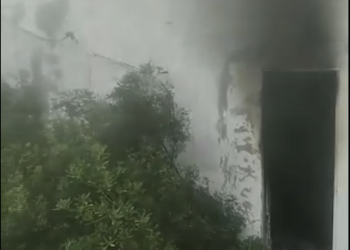 Humo negro saliendo del interior del cuarto incendiado. Imagen Parque Insular de Bomberos