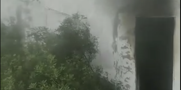 Humo negro saliendo del interior del cuarto incendiado. Imagen Parque Insular de Bomberos