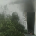 Humo negro saliendo del interior del cuarto incendiado. Imagen Parque Insular de Bomberos