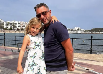 Betty y su padre en Santa Eulària, en una imagen de la campaña de recaudación de fondos.