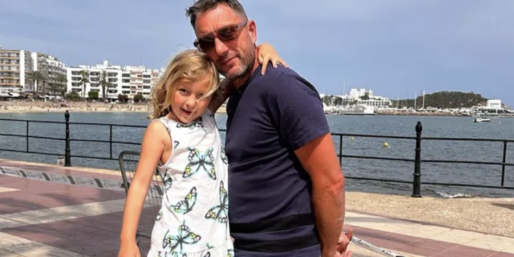 Betty y su padre en Santa Eulària, en una imagen de la campaña de recaudación de fondos.