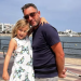 Betty y su padre en Santa Eulària, en una imagen de la campaña de recaudación de fondos.