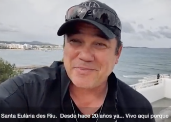 Dean Cain en el vídeo de apoyo a Carmen Ferrer.